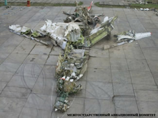 Above: Fig. 4. The wreckage on the tarmac as seen from the front. On the right one can see remnants of the left wing. It seems there is no clear connection with the rest of the center wing.